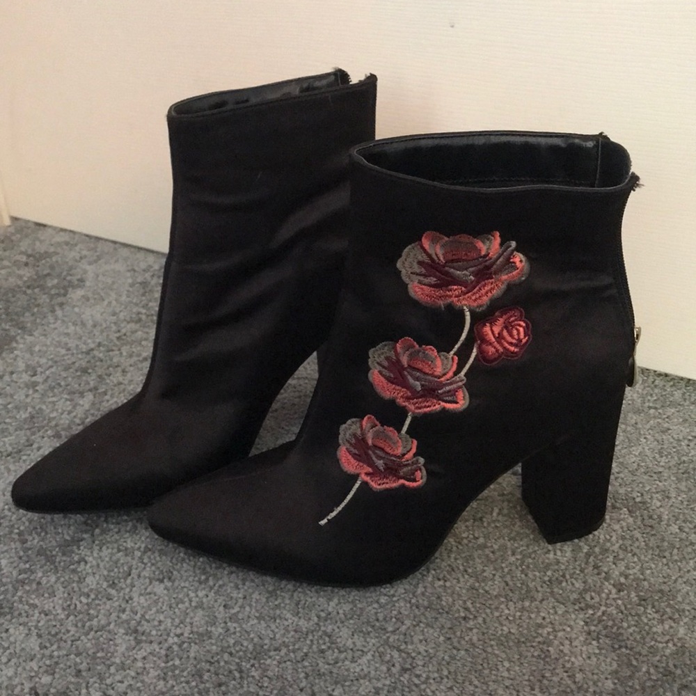 High heel boot with flower embroidery